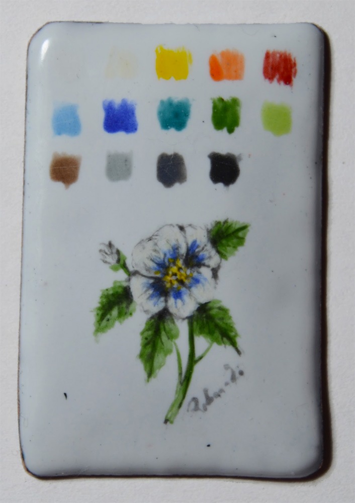 Figure 3: Palette and enamel miniature on Foundation White 7312 WGB. One layer of enamel for the palette, three thin layers for the flower. Fired three time at 800 ◦C